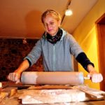 Anke Theinert walzt Ton um Luftblasen auszupressen famit der Ton nicht im Ofen platzt 1